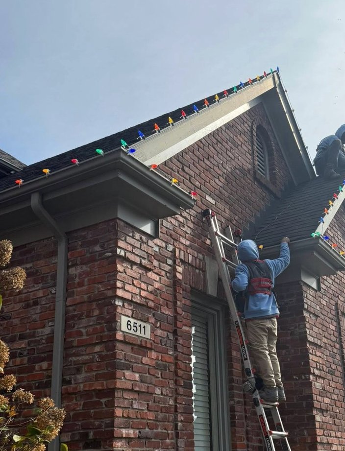 christmas light installation crew ladder roof