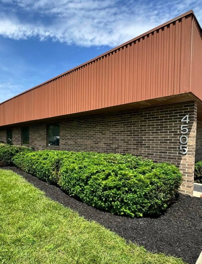 commercial bush trimming mulch bed